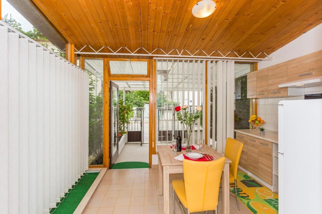 Comfortable Modern Studio With Shaded Patio Split Exterior photo