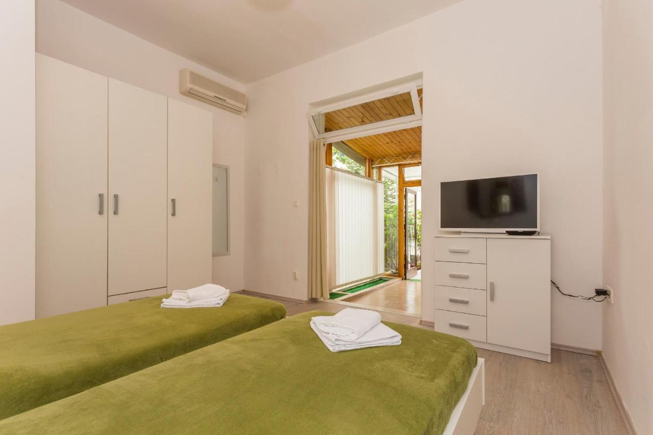 Comfortable Modern Studio With Shaded Patio Split Exterior photo