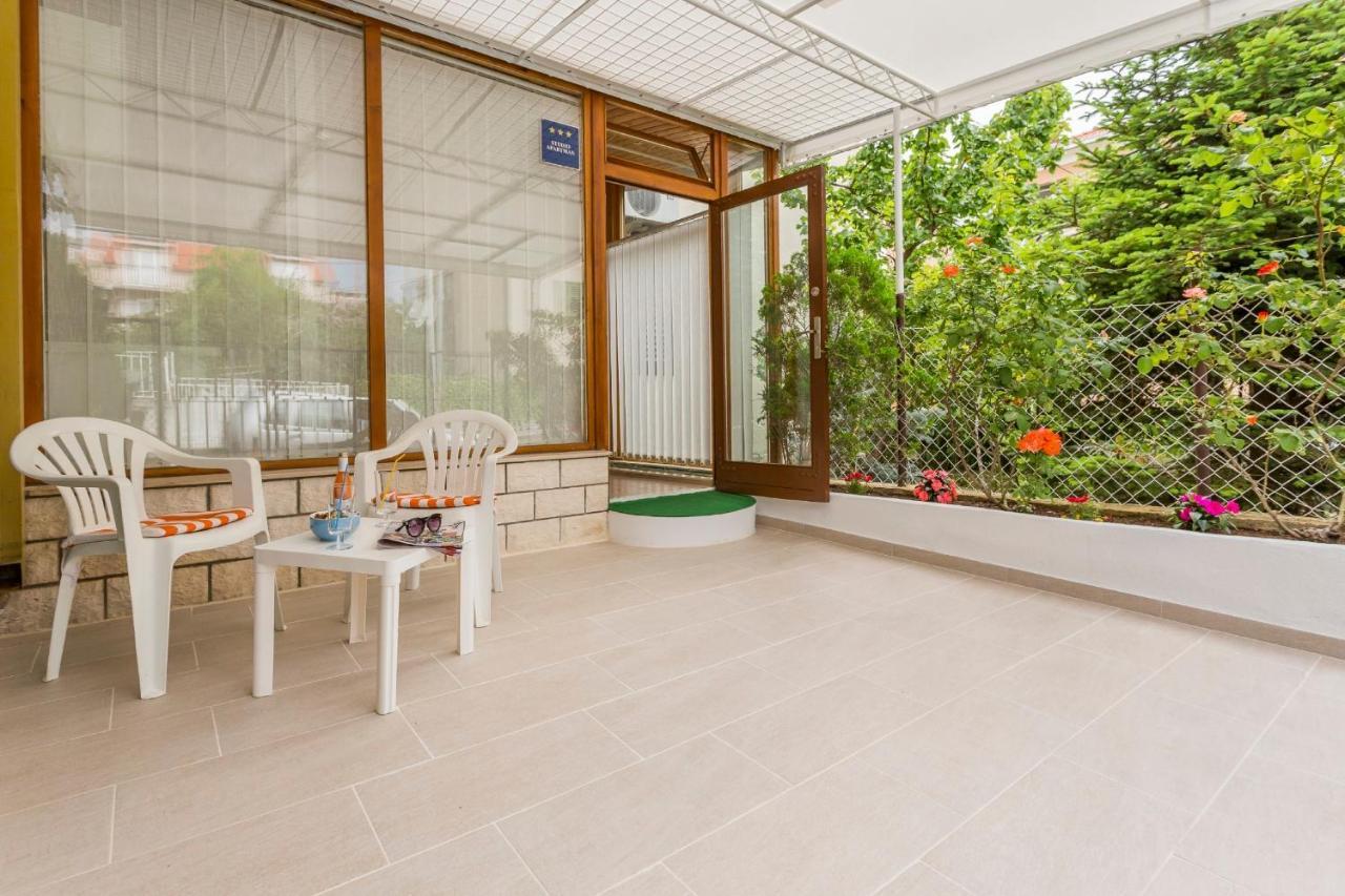 Comfortable Modern Studio With Shaded Patio Split Exterior photo